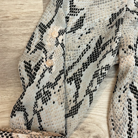 Express The Portofino Shirt Pink, Brown & White Snakeskin Button Down Shirt XS - Picture 9 of 14